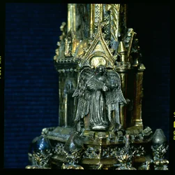 Angel playing a gittern with a plectrum, detail from the crozier of William of Wykeham