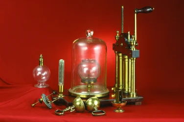 Double-barrelled air pump, supplied with various demonstration experiments including guinea and feather, Magdeburg hemispheres, bell in vacuo and collapsing bladder, c.1800