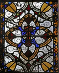 Window n4 depicting grisaille & St Peter emblem