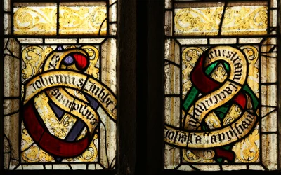 Window depicting Tubbe family motto