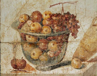 Glass bowl with fruit