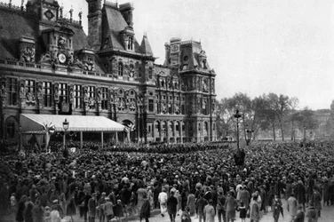 Crowd in front of the Town Hall, Paris, 1931