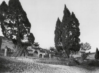 Wanhien, Kiao ting shan, Szechuan, Grave on the slopes of Kiao ting Hill near Wanhien