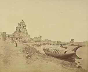 The Chattar Manzil Palace and the Royal Boat of Oude