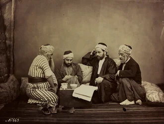 Album Damas et Baalbek: A group of Syrians sitting around a table