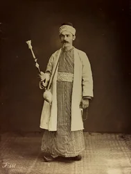 Album Damas et Baalbek: Portrait of a man with a hookah