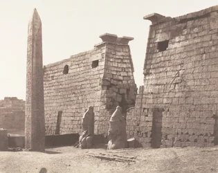 Louksor Thebes, Construction Anterior - Pylon, Colosses and Obelisk