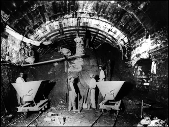 Construction of the Paris metro - works of the metropolitan: tunnel drilling on line 1- photograph