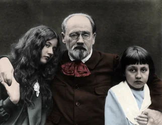 Émile Zola with his daughters, Denise and Jacques at his house in Verneuil-sur-Seine