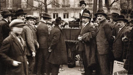 The small trades of Paris: the street vendor of the boulevard.