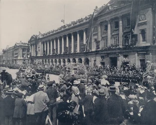Paris: Chariots loaded with Wreaths