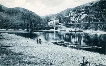 The banks of the Lot in Veillevie, Cantal, Auvergne: boat navigation postcard, early 20th century