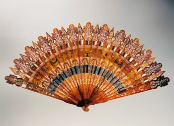 Brise hand fan with horn, red ivory, mother of pearl and tortoise shell ribs, Charles X period, France