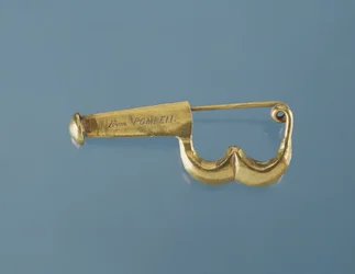 Brooch in the Pompeian style belonging to Caroline Murat