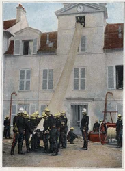 Firefighters of Paris. The rescue comes first. Climbing to arrive near the disasters is done immediately by means of the hooks, the chair knots or the lifebag mounted by the pump manager and the first servant. The sappers below support the end of it