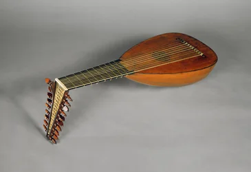 Lute with eleven strings