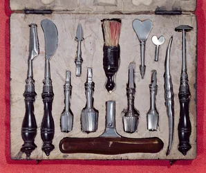 Medical case containing instruments for trepanning