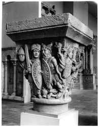 Mercy against Avarice, capital depicting the Fight of the Vices against the Virtues, from the church of Notre-Dame-du-Port, Clermont-Ferrand (plaster cast from stone)