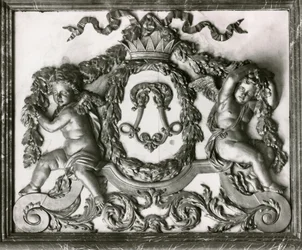 Putti flanking the initial L on the door of the Salon des Gardes de la Reine