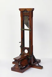 Reduced model of a guillotine (wood & metal)