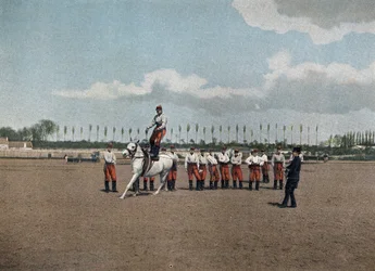 Special military school of Saint-Cyr (Saint Cyr), internal service: Aerobatic. The riders of the section exercise all aerobatics exercises to make them very flexible until they jump, with their weapons, on a horse pack, galloping. In 
