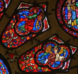 Window depicting a musician angel with a trumpet and other angels