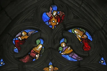 Window depicting angel musicians and the Host