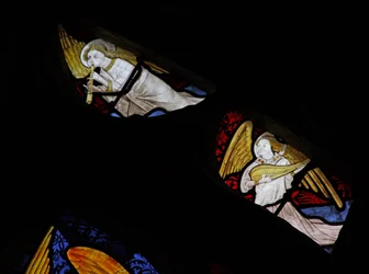 Window depicting musician angels with lute and flute