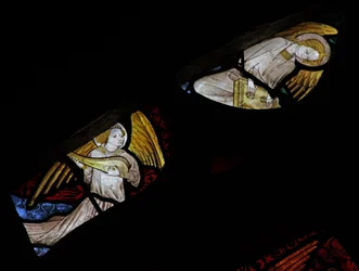 Window depicting musician angels with lute and zither