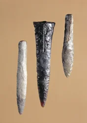 Flint daggers from the late neolithic period, found at Grebenhagen, Heunetal-Holzheim and Niederaula