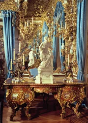 Writing table and statue of Louis XV in the Mirror Room