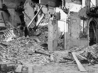 The bombardments of Sermide. Two people amongst the rubble of a destroyed building