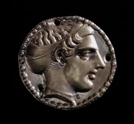 Gold applique female head wearing a sakos, from Kerch, 5th century