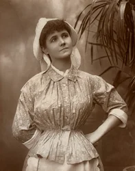 Agnes Hewitt, British actress, 1887