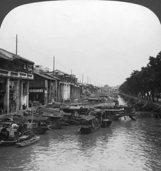 The Crowded Canal, from the English Bridge, Canton, China