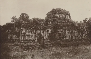 Ruined Cities of Ceylon: Thuparama at Polonnaruwa