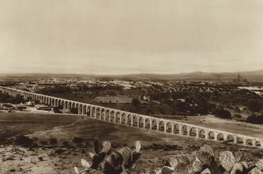 Mexico: View of Queretaro with ancient water pipe