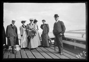 Passengers at the Steamship Pier in Niemenlautta