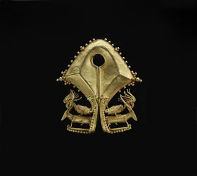 Mamuli, pendant with cockatoos riding deer