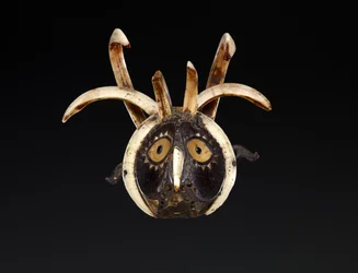 Mouth mask probably depicting the head of a rooster