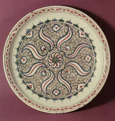 Plate decorated with a flame pattern, Iznik, from Turkey