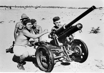 Italian antitank in the Libyan desert. 1941.