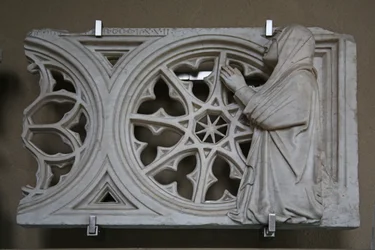 Carved rose wheel transenna with the donor