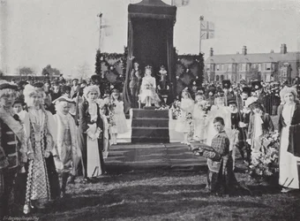 Knutsford May Day Festival, Crowning the Queen
