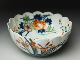 Bowl with fluted sides and a scalloped rim, ko-Imari ware