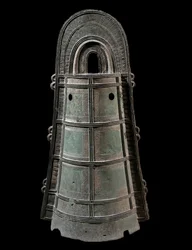 Japanese art: Dotaku (bronze bell). Height: 0.8 m. Yayoi civilization (300 BC-300 AD). Paris, Musée Guimet, National Museum of Asian Arts