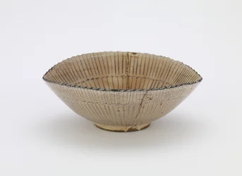 Kyoto ware individual serving bowl in shape of sedge hat, with mark 
