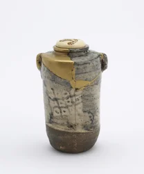 Tea caddy with two lugs, in Oribe style, Edo period