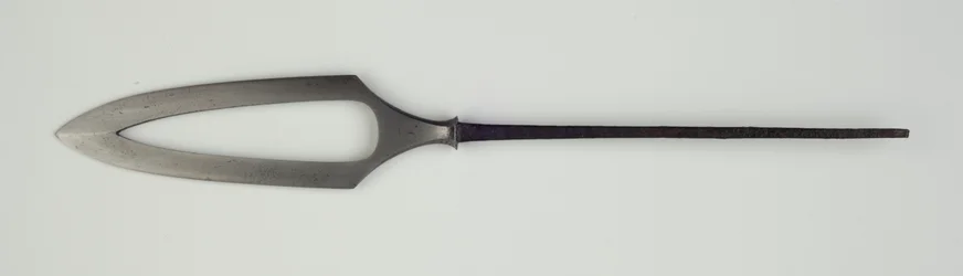 Yanone (arrowhead) of flat type with pierced design