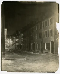 Looking down West Cedar Street where it ends and is crossed by Chestnut St, Boston, USA, c.1902-10